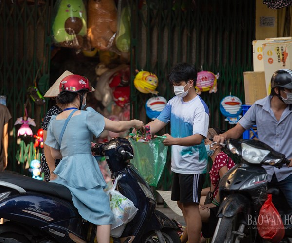 Nườm nượp người đổ về Hàng Mã mua đồ chơi Trung thu - Anh 3