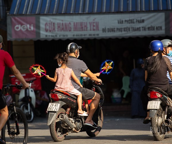 Nườm nượp người đổ về Hàng Mã mua đồ chơi Trung thu - Anh 12