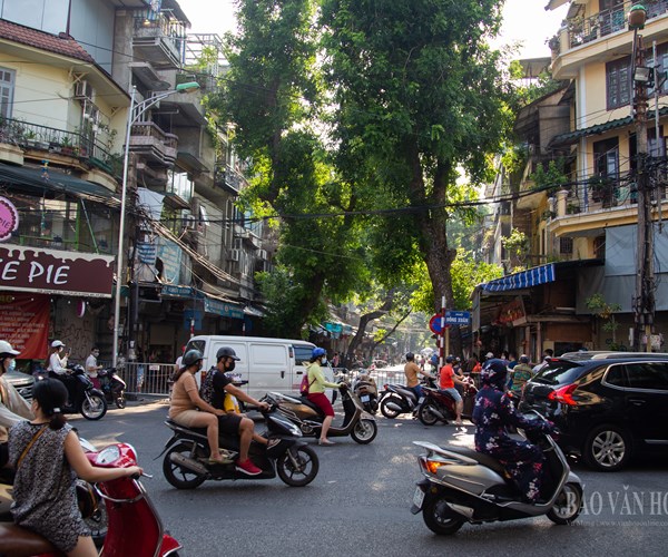 Nườm nượp người đổ về Hàng Mã mua đồ chơi Trung thu - Anh 1
