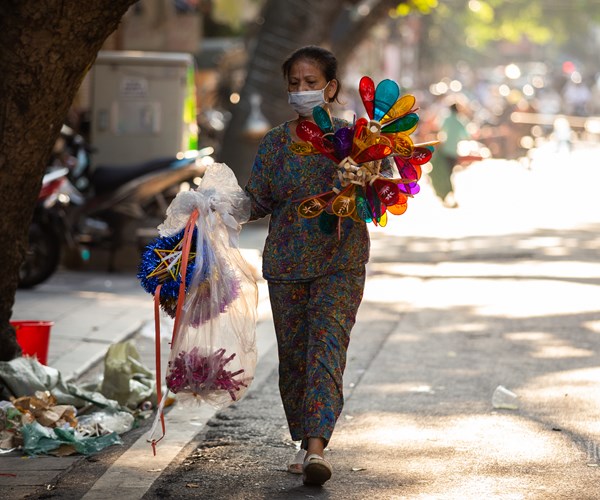 Nườm nượp người đổ về Hàng Mã mua đồ chơi Trung thu - Anh 14