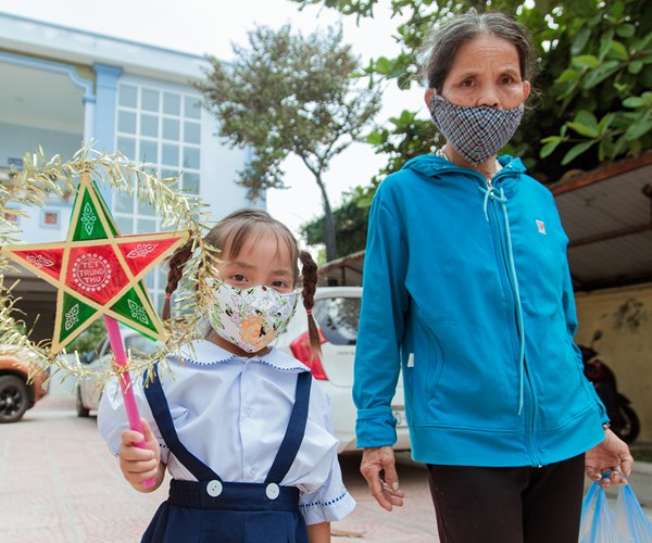 Hà Nội: Trao tặng những món quà Trung thu đặc biệt cho các em học sinh có hoàn cảnh khó khăn - Anh 2