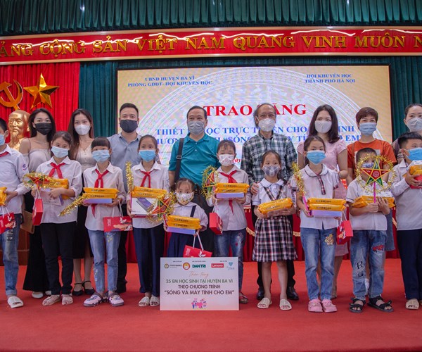 Hà Nội: Trao tặng những món quà Trung thu đặc biệt cho các em học sinh có hoàn cảnh khó khăn - Anh 1