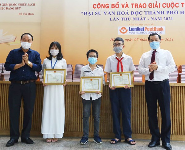 Trao giải Cuộc thi 