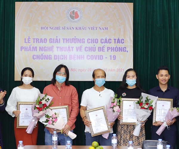 Trao Giải thưởng cho các tác phẩm nghệ thuật về phòng, chống COVID-19 - Anh 1