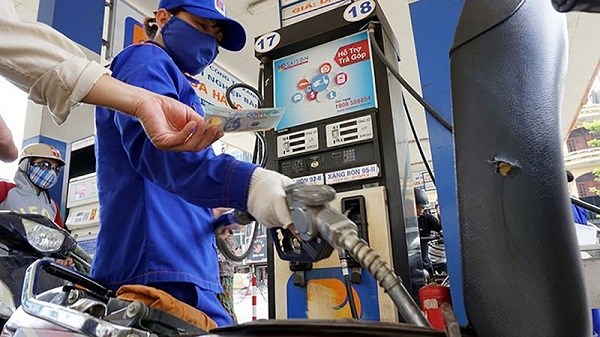 Tăng gần 1000 đồng, giá xăng RON95-III lên gần 23.000 đồng mỗi lít - Anh 1