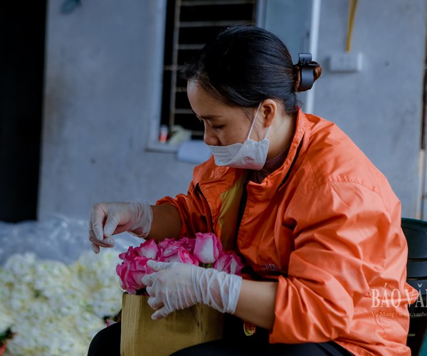 Hà Nội: Thị trường hoa tươi nhộn nhịp trước ngày 20.10 - Anh 8