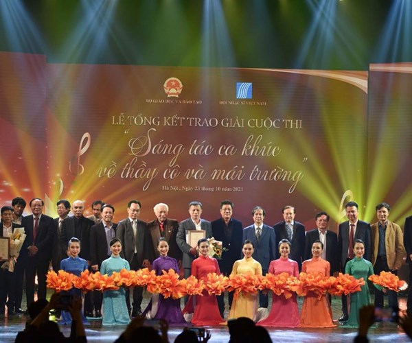 Trao giải Cuộc thi “Sáng tác ca khúc về thầy cô và mái trường” - Anh 1