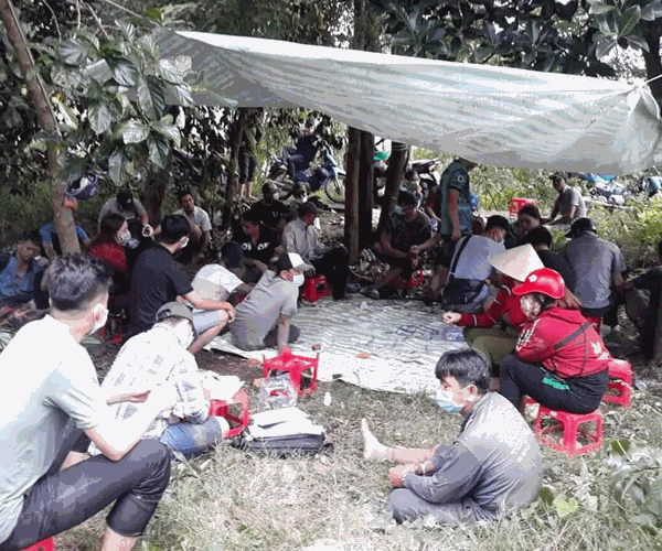 Kiên Giang tạm giữ 26 người lắc tài xỉu ăn tiền - Anh 1