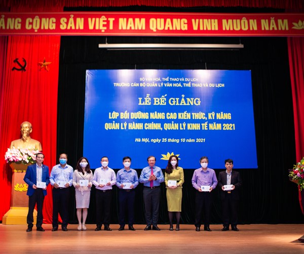 Bế giảng lớp Bồi dưỡng nâng cao kiến thức, kỹ năng quản lý hành chính, quản lý kinh tế năm 2021 - Anh 3