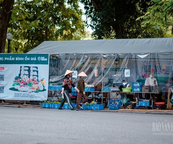 Hà Nội: Cận cảnh gian hàng đổi phế liệu lấy thực phẩm sạch - Anh 1