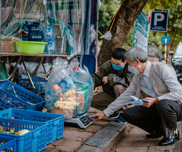 Hà Nội: Cận cảnh gian hàng đổi phế liệu lấy thực phẩm sạch - Anh 7
