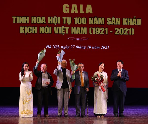 Các thế hệ nghệ sĩ kịch nói hội tụ tại Gala “Tinh hoa hội tụ 100 năm sân khấu kịch nói” - Anh 1