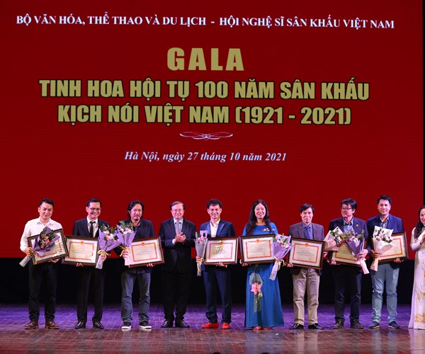 Các thế hệ nghệ sĩ kịch nói hội tụ tại Gala “Tinh hoa hội tụ 100 năm sân khấu kịch nói” - Anh 3