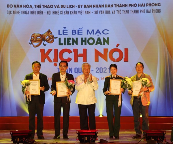 Bế mạc “Liên hoan Kịch nói toàn quốc 2021”: Trao giải cho những tác phẩm và nghệ sĩ xứng đáng - Anh 3