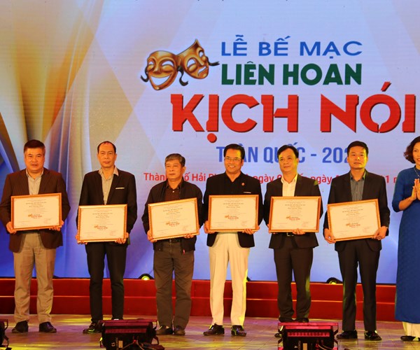 Bế mạc “Liên hoan Kịch nói toàn quốc 2021”: Trao giải cho những tác phẩm và nghệ sĩ xứng đáng - Anh 5