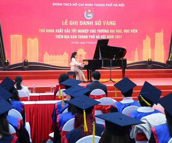 90 thủ khoa xuất sắc ghi danh sổ vàng tại Văn Miếu - Quốc Tử Giám - Anh 1