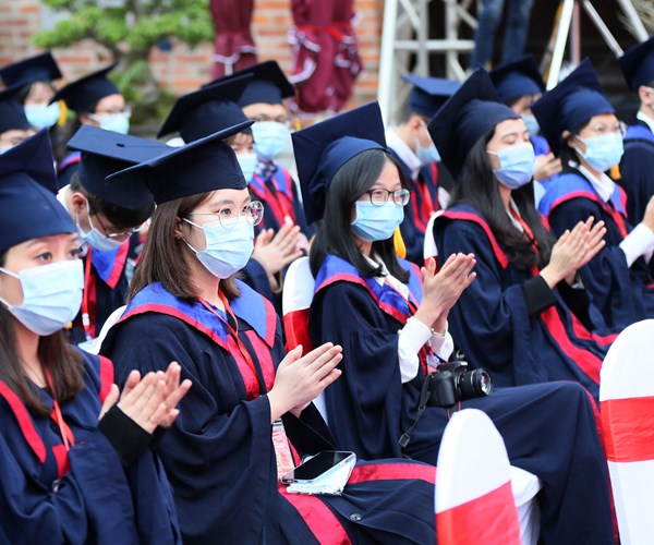 90 thủ khoa xuất sắc ghi danh sổ vàng tại Văn Miếu - Quốc Tử Giám - Anh 2