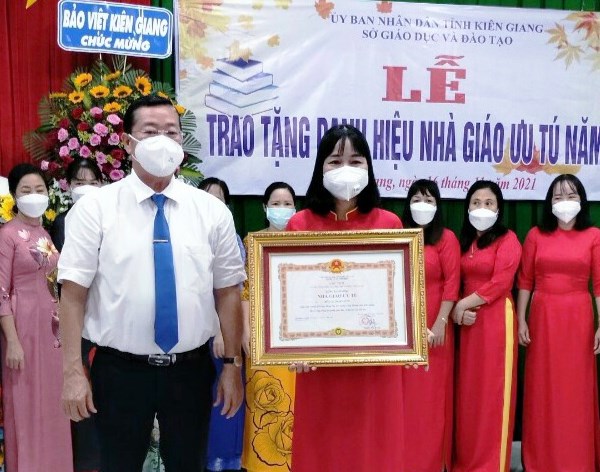 Kiên Giang trao tặng danh hiệu “Nhà giáo ưu tú” cho 50 giáo viên - Anh 1