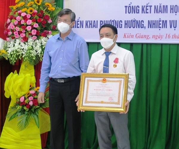 Tấm gương thầy giáo người dân tộc Hoa học tập và làm theo Bác - Anh 1