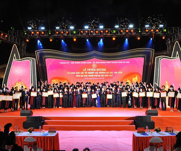 Hà Nội: Tuyên dương 90 thủ khoa xuất sắc tốt nghiệp các trường đại học, học viện - Anh 1