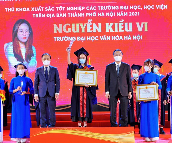 Hà Nội: Tuyên dương 90 thủ khoa xuất sắc tốt nghiệp các trường đại học, học viện - Anh 5