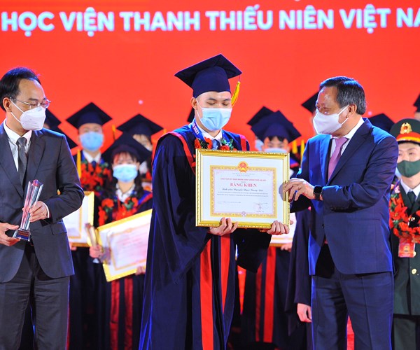 Hà Nội: Tuyên dương 90 thủ khoa xuất sắc tốt nghiệp các trường đại học, học viện - Anh 4
