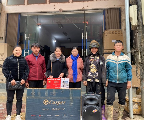Báo Văn hóa trao quà bạn đọc đến cô trò điểm trường mầm non Sán Trá - Anh 1