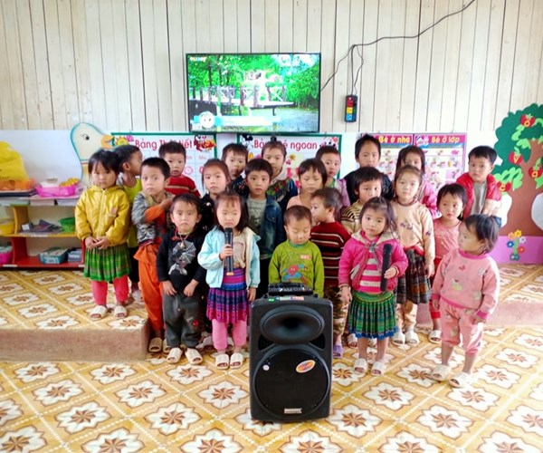 Báo Văn hóa trao quà bạn đọc đến cô trò điểm trường mầm non Sán Trá - Anh 3