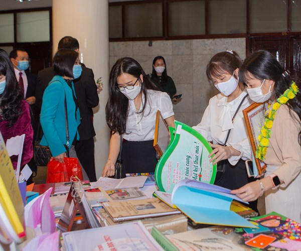 Tổng kết và trao giải thưởng Phát triển văn hóa đọc năm 2021 - Anh 1