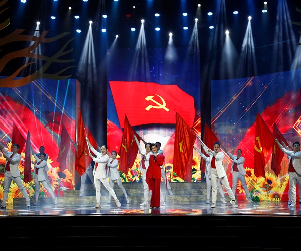 “Hồ Chí Minh - Hành trình khát vọng 2021”: Yêu Bác lòng ta trong sáng hơn - Anh 3