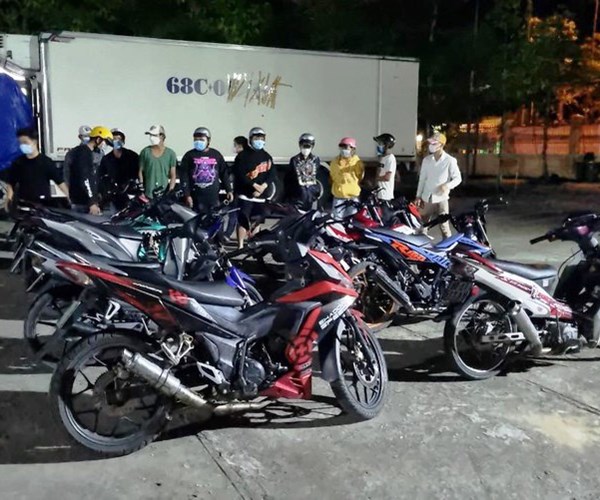 Kiên Giang vây bắt hàng trục thanh niên đua xe trái phép - Anh 1