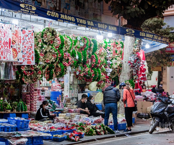 Giới trẻ Hà Nội đổ về phố Hàng Mã vui chơi Noel sớm - Anh 4