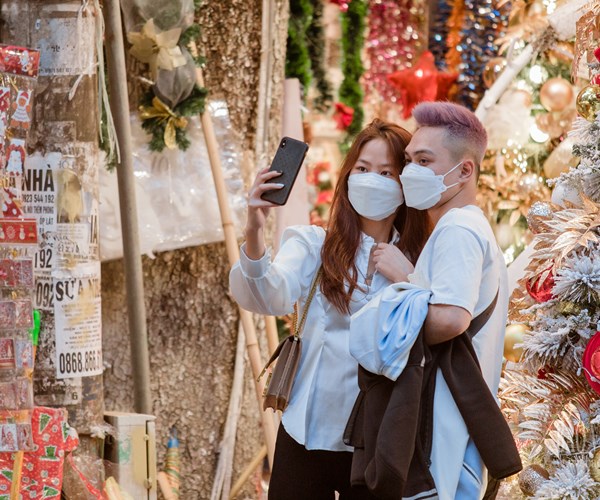 Giới trẻ Hà Nội đổ về phố Hàng Mã vui chơi Noel sớm - Anh 16