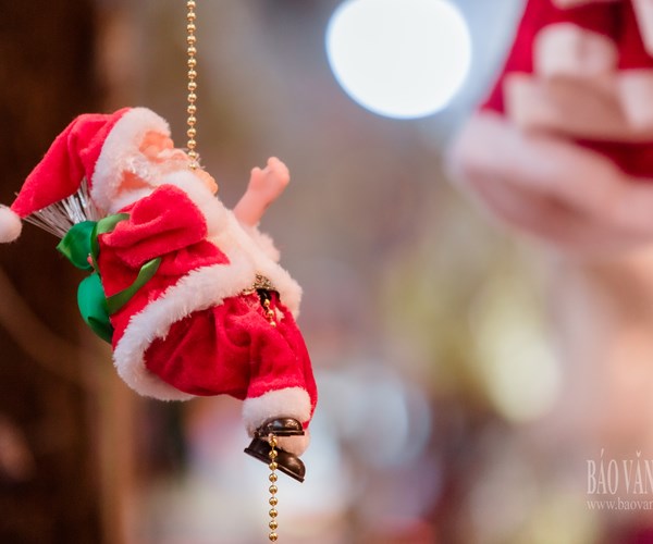 Giới trẻ Hà Nội đổ về phố Hàng Mã vui chơi Noel sớm - Anh 11