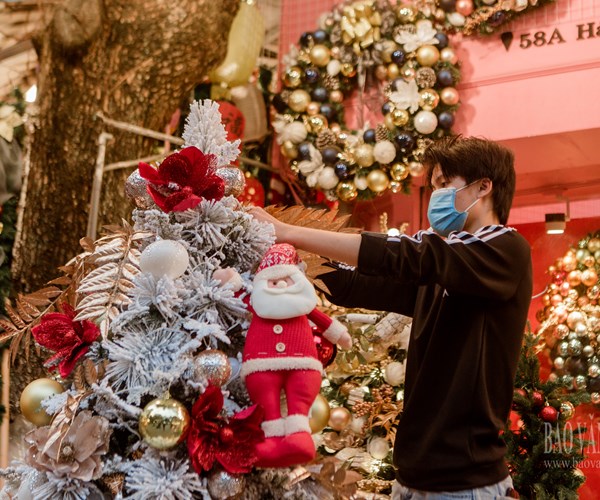 Giới trẻ Hà Nội đổ về phố Hàng Mã vui chơi Noel sớm - Anh 6