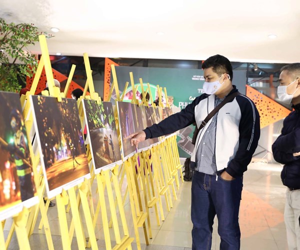 Cuộc thi ảnh 'Phụ nữ với gia đình và xã hội': Tôn vinh nét đẹp của phụ nữ Việt Nam - Anh 3