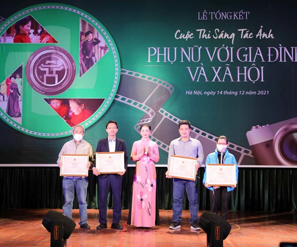 Cuộc thi ảnh 'Phụ nữ với gia đình và xã hội': Tôn vinh nét đẹp của phụ nữ Việt Nam - Anh 2