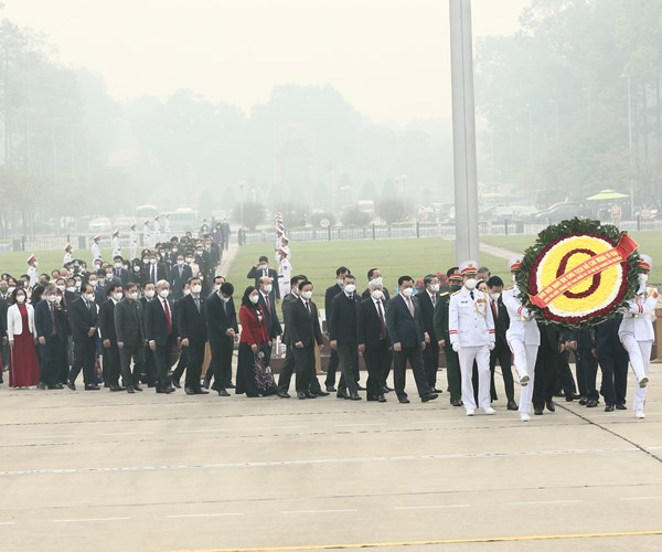 Lãnh đạo Đảng, Nhà nước và các đại biểu Quốc hội vào Lăng viếng Chủ tịch Hồ Chí Minh - Anh 4