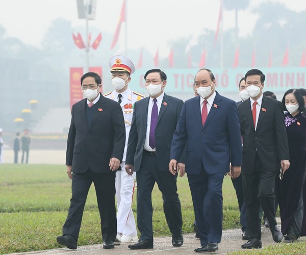 Lãnh đạo Đảng, Nhà nước và các đại biểu Quốc hội vào Lăng viếng Chủ tịch Hồ Chí Minh - Anh 6