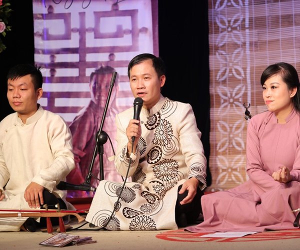 Xúc động với bài xẩm “Con ơi hãy rũ bụi trần” của Nhóm Xẩm Hà Thành - Anh 2