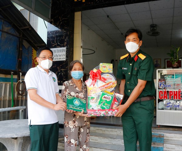 Kiên Giang tặng nhiều phần quà Tết cho cán bộ, chiến sĩ vùng biên giới - Anh 1