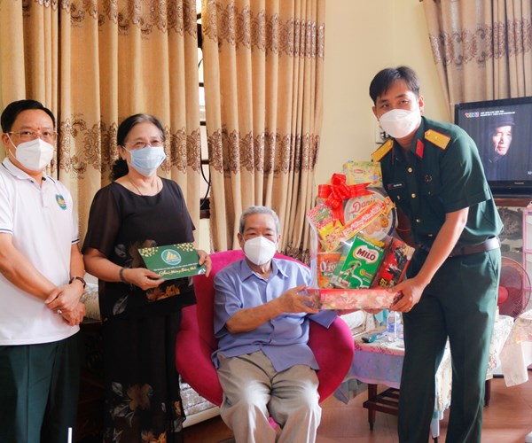 Kiên Giang tặng nhiều phần quà Tết cho cán bộ, chiến sĩ vùng biên giới - Anh 2