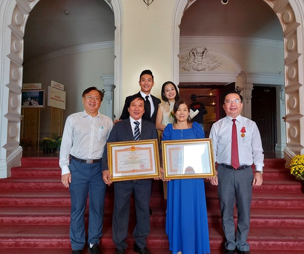 Nghệ sĩ Quốc Cơ  và  Quốc Nghiệp nhận bằng khen của Thủ tướng Chính phủ - Anh 2