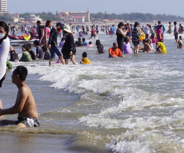 Khách đến TP Vũng Tàu ngày càng đông, khách sạn, nhà nghỉ đã kín phòng - Anh 1