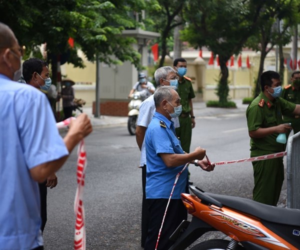 Mùng 3 Tết, Hà Nội đã dỡ bỏ hết các điểm phong tỏa phòng dịch Covid-19 - Anh 1