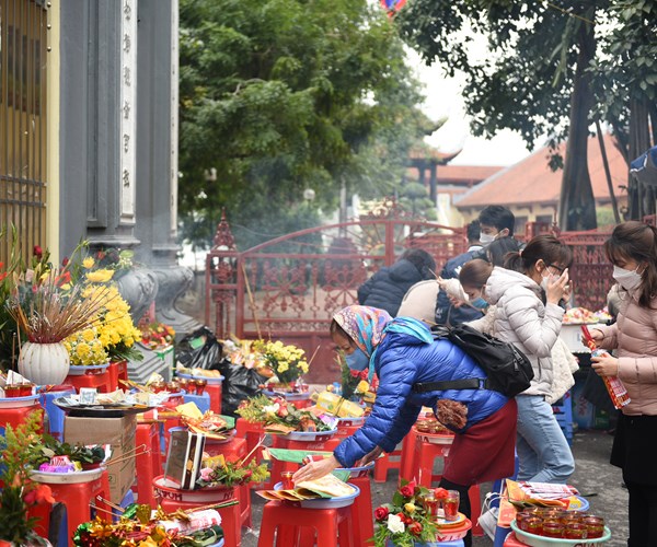 Người dân Hà Nội chen chân vái vọng ở phủ Tây Hồ - Anh 11