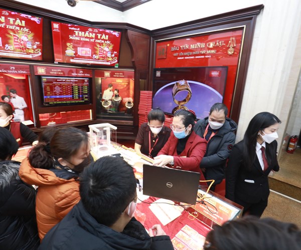 Nguoi dan Ha Noi xep hang trong gia ret mua vang ngay via Than Tai - Anh 4