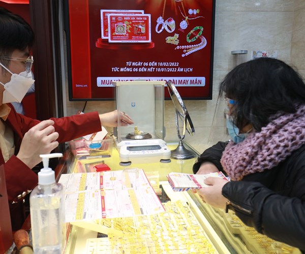 Nguoi dan Ha Noi xep hang trong gia ret mua vang ngay via Than Tai - Anh 5