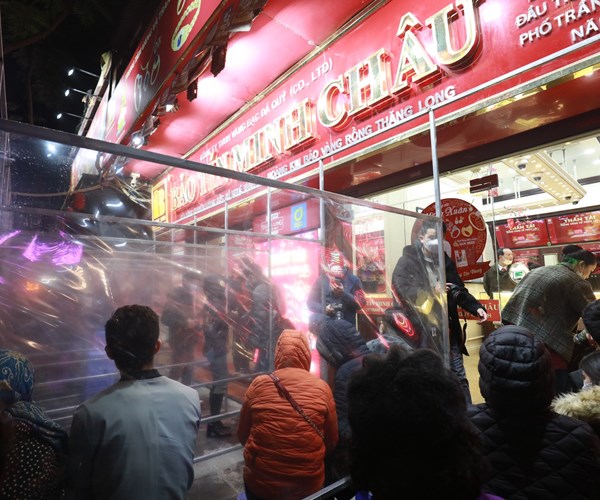 Nguoi dan Ha Noi xep hang trong gia ret mua vang ngay via Than Tai - Anh 7