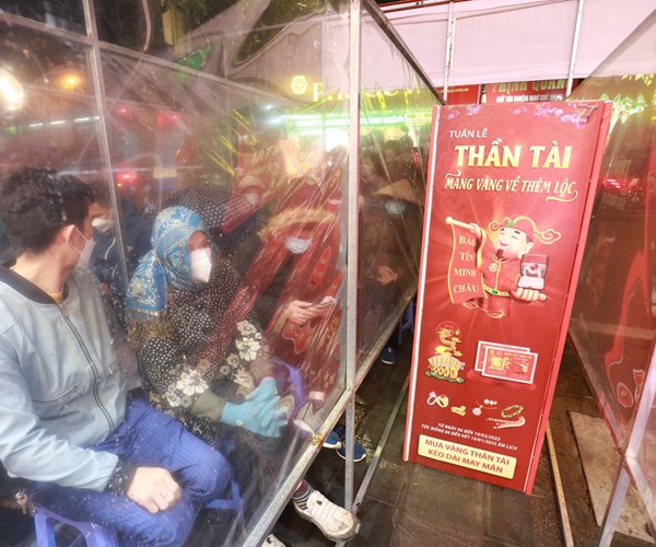 Nguoi dan Ha Noi xep hang trong gia ret mua vang ngay via Than Tai - Anh 11